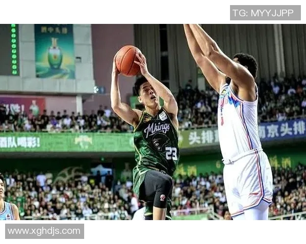 林葳假动作点飞对手防守球员，随后跳投命中